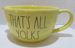 RAE DUNN NUOVO "THATS ALL YOLKS" CIOTOLA PER VERSARE MISCELAZIONE SRPING DESIGN 8,5" X 5" - Foto 1 di 6