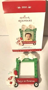2016 Hallmark Andenken Ornament Baby erster Weihnachtswagen Teddybär neu im Karton - Bild 1 von 1
