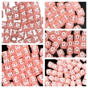 100 Stk. 6mm Würfel Rosa Vokal Buchstaben Acryl Perlen DIY-Juwelenherstellung - Bild 1 von 6