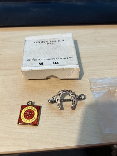 1977 Chepstow Race Club Enamel Badge / Tag No.185 and silver Brooch (12474)