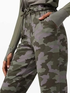 Pantaloni Lululemon taglia 6 Keep Moving High-Rise Heritage 365 mimetici lavanda scura 7/8 - Foto 1 di 10
