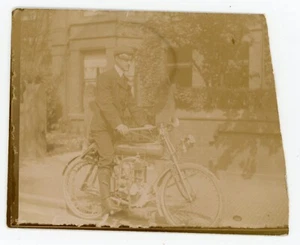 FOTO Fotografie um 1900, Der Mann mit dem Motorrad Vintage Motorrad Motorrad " - Bild 1 von 2