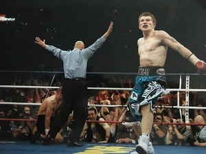 RICKY HATTON - FORMER WORLD CHAMPION - EXCELLENT UNSIGNED KNOCKOUT PHOTOGRAPH - Picture 1 of 1