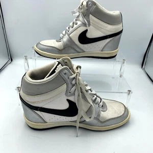 Zapatillas de baloncesto Nike Force Sky High para mujer EE. UU. 8,5 blancas metálicas plateadas - Imagen 1 de 8
