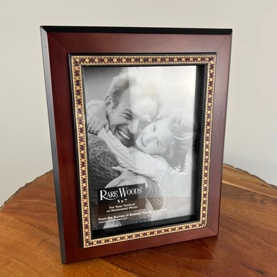 Marco de fotos de madera raro vintage 5x7 borde con incrustaciones de madera Foto 1 de 4