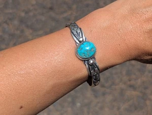 Brazalete Navajo Piedra Turquesa Plata de Ley Estampado a Mano Joyería Talla 6.5 - Imagen 1 de 9