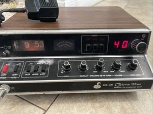 Cobra 40 Channel 135 XLR Radio Powers On - Zdjęcie 1 z 6