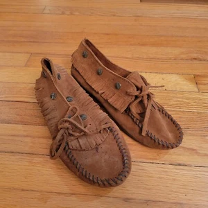 Minnetonka Moccasins Suede Brown Leather Fringe Studded Vintage US 8 Narrow - Picture 1 of 7