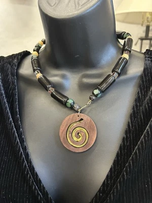 *Hecho a mano* Collar colgante espiral remolino corte láser madera de nogal *Ligero* Foto 1 de 2