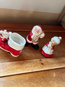 Lotto Stivali Natalizi Vintage Ceramica Rossa e Bianca con Pentola Babbo Natale Giocando Banj - Foto 1 di 16