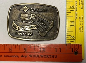 VINTAGE JADCO 1970er US SPRINT BACKHOE CALL BEFORE DIG MASSIVE MESSING GÜRTELSCHNALLE - Bild 1 von 2