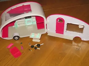 Cámper remolque de muñeca rodante BATTAT blanco rosa LORI iluminado con accesorios - Imagen 1 de 11