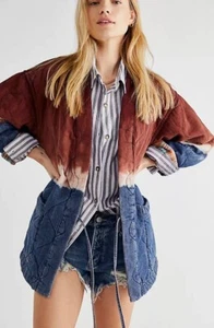 Free People Dr Collectors Yoko Denim Giacca Trapuntata Rosso Blu Tie Dye Revere S NUOVO - Foto 1 di 6