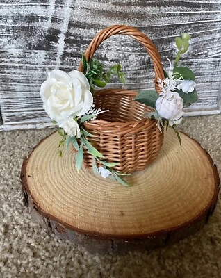 Ручной работы - цветок девочка корзина деревенский/бохо с белыми цветами и зеленью - Изображение 1 из 4