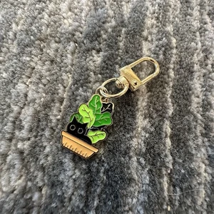 Schwarze Katze Emaille Taschenanhänger Kätzchen im Korb Clip On Charm Katze Dame Geschenk Neu - Bild 1 von 4