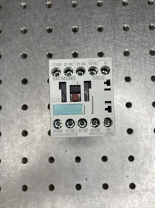 SIEMENS 3RH1122-1AP00 Relay - Picture 1 of 2