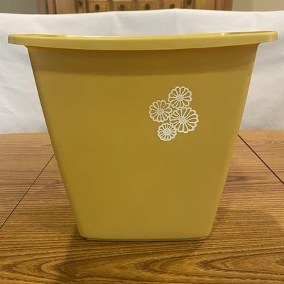 Bote de basura retro/vintage dorado Rubbermaid con flores blancas de 10" de alto Foto 1 de 4