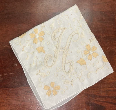 De Colección Blanco Lino Hankie Madeira Bordado a Mano Aplique Amarillo Monograma H Foto 1 de 4