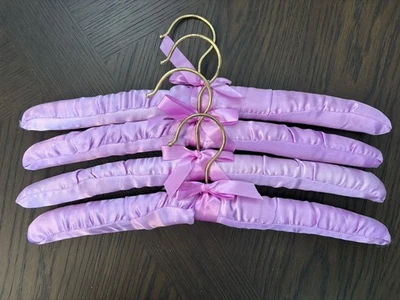 Lote De 4 Perchas De Colección Pastel Púrpura Acolchado Satén Ropa Lencería Boudoir Foto 1 de 4