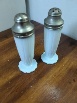 Hazel Atlas Newport Horquilla Vidrio Leche Salero y Pimentero Platonita Blanca Foto 1 de 4