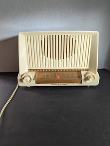Vintage 1951 General Electric Tube Radio Model 423 Ivory color radio. Works  - Picture 1 of 17