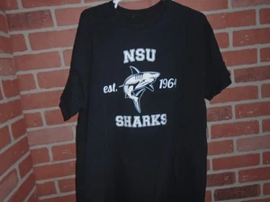 CAMISETA NSU NOVA SOUTHEASTERN SHARKS LOGO HOMBRE-VER FOTOS PRIMERO - Imagen 1 de 3