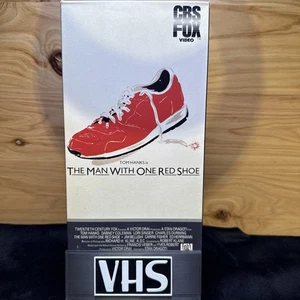 The Man with One Red Shoe (VHS,CBS Fox) * Buy 2 Get 1 Free - Bundle Shipping - Foto 1 di 2