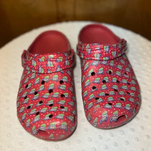 Crocs rot mit blauem LKW Carring Weihnachtsbaum Herrengröße 8 Damengröße 10 - Bild 1 von 7