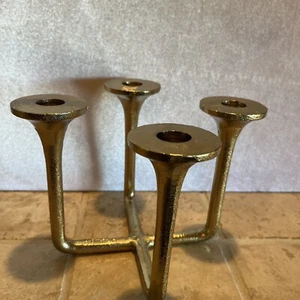 Candelabro de metal tono dorado - Imagen 1 de 13