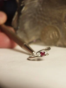375 WHITE GOLD NATURAL RUBY & DIAMOND TWIST DRESS RING - RING SIZE : R 1/2 - Picture 1 of 19