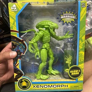Aliens Xenomorph 7" Warrior Xeno Figure Glow in the Dark **NEW IN BOX** - Picture 1 of 4