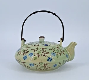 Pier 1 Import Tomoko Floral handbemalte Porzellan Teekanne mit Metallgriff - Bild 1 von 12