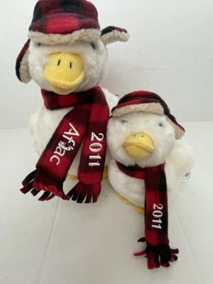 AFLAC 2011 梅西百货假日毛绒鸭子 - 两只 Count-No Sound 10 & 6 英寸高 — 第 1/4 张图片