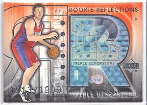 2003-04 Triple Dimensions Chris Kaman Rookie Reflections Clippers RC #1913/1999 - Foto 1 di 2
