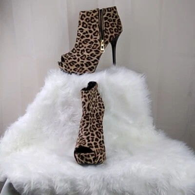 Botines al tobillo con estampado de leopardo y punta abierta con tacones de aguja altos de 3,5" y cremallera lateral Foto 1 de 4
