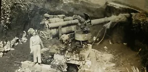 WW2 ORIGINAL PHOTO OF USA SOLDIER RIGHT NEXT JAPANESE CANNON COLLECTIBLE PICTURE - Picture 1 of 3