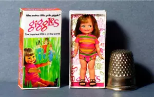 Casa de muñecas miniatura 1:12 Giggles caja de muñecas años 60 casa de muñecas niña - Imagen 1 de 4