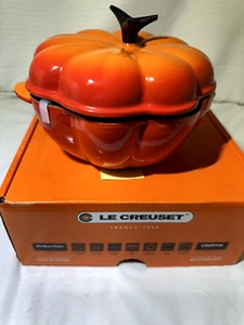 Brand NEW Le Creuset Pumpkin Casserole 22cm FLAME - Picture 1 of 3