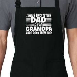 Grembiule Regalo Nonno Ho Due Titoli Papà E Nonno Li Rock Entrambi Padri Da - Foto 1 di 6