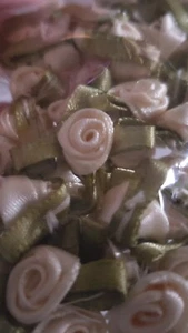NIP Offray Accessories Small Ribbon Roses - CREAM - 40pc Sewing Crafting Sew - Picture 1 of 5