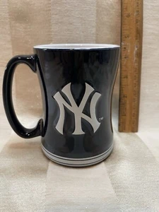 New York Yankees 14 oz MLB Sculpted Logo Relief Navy Blue Coffee Mug - Picture 1 of 3