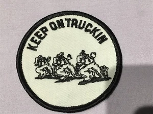 Parche con el logotipo de KEEP ON TRUCKIN de colección algodón cosido bordado miga de camión original - Imagen 1 de 4