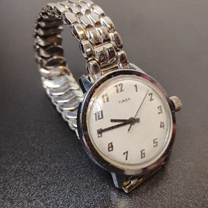 Orologio meccanico uomo Timex Marlin quadrante bianco 35mm 1974 vintage con cinturino elastico - Foto 1 di 18