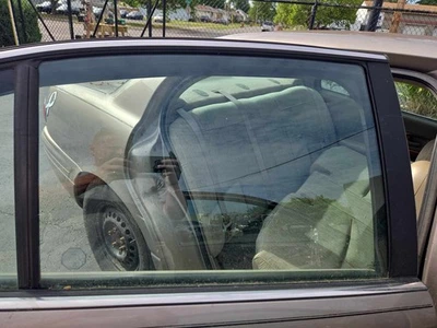 Puerta trasera derecha vidrio usado se adapta: Buick Lesabre 2003 trasero derecho grado A Foto 1 de 4