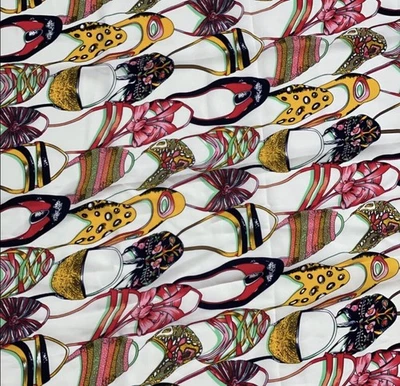 Zapatos blancos multicolores de tela satinada con estampado de polietileno Foto 1 de 4