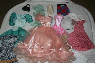Grande Lote Misto de Roupas Feitas de Fábrica e Mamãe Vestidos de Princesa Bonecas da Moda Barbie - Imagem 1 de 4
