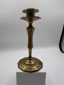 Portavelas vintage de latón macizo de 8” de alto base hexagonal pátina estilo antiguo - Imagen 1 de 9