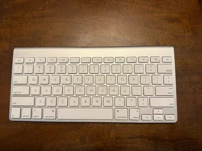 Apple Keyboard A1314 Silver Wireless Bluetooth Keyboard Battery Operated TESTED  - Image 1 of 4