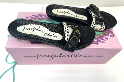 ¡NUEVO EN CAJA! Irregular Choice UK3.5 Negro Tejido Mulas Deslizadores Blanco Manzana Tacones Foto 1 de 4