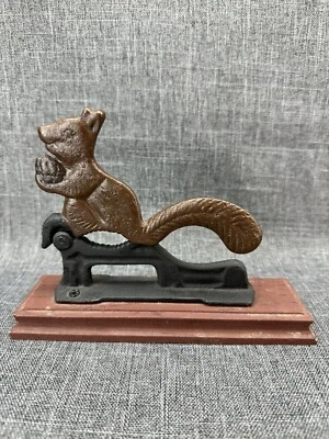 Cascanueces de ardilla y bellota de hierro fundido con base de madera marrón/negro  Foto 1 de 4